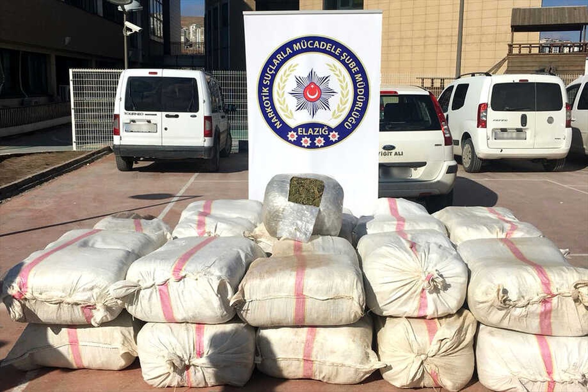 Çakıl Yüklü Tırda Yarım Tonu Aşkın Esrar Ele Geçirildi