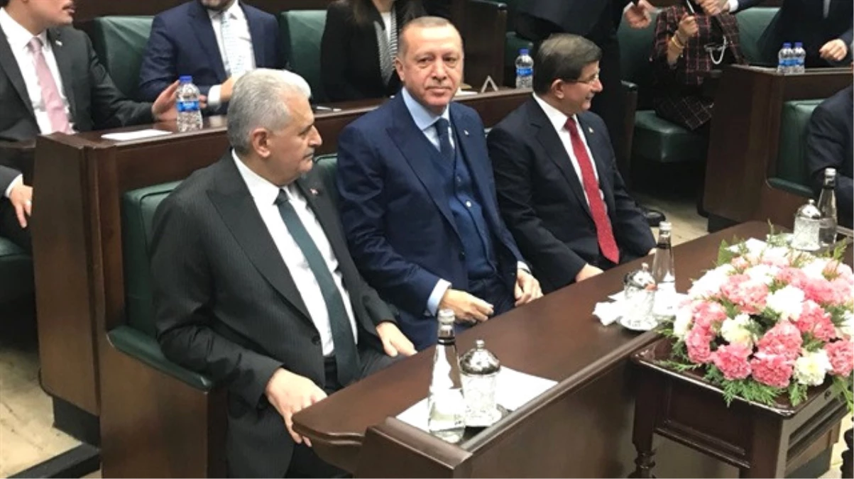 Erdoğan, AK Parti Grubuna Birlikte Geldiği Davutoğlu ile Yan Yana Oturdu