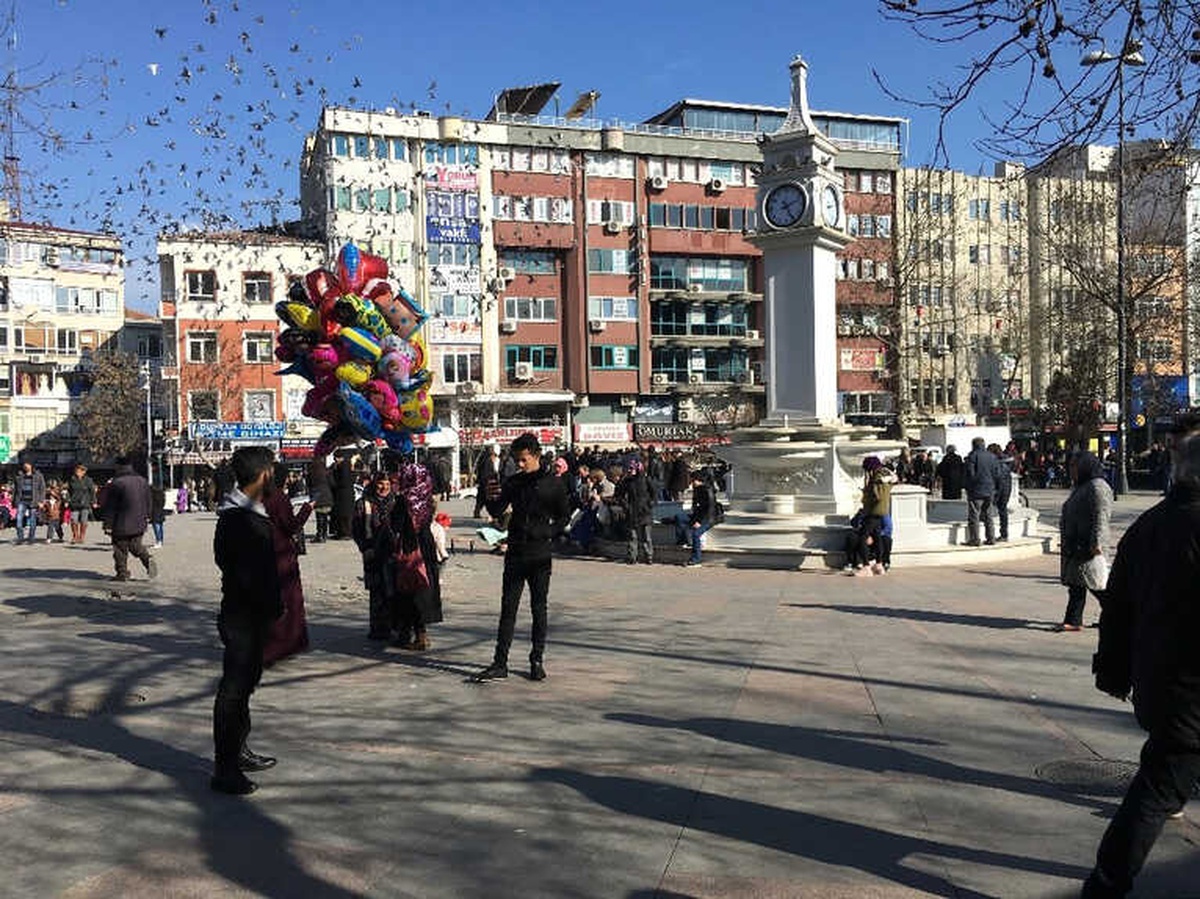Güneşli Havayı Görenler Kendini Sokağa Attı