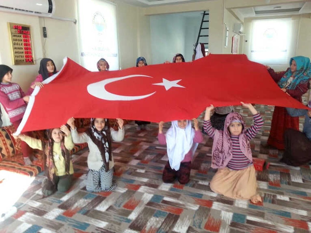 Hani\'deki Kur\'an Kursu Öğrencilerinden Mehmetçiğe Zeytin Dalı Desteği