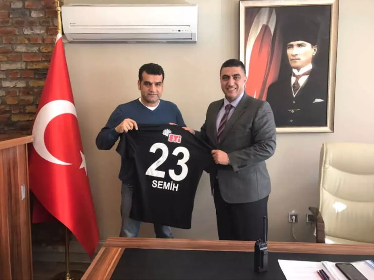 İlçe Emniyet Müdürü Yılmaz\'a İmzalı Forma Hediyesi