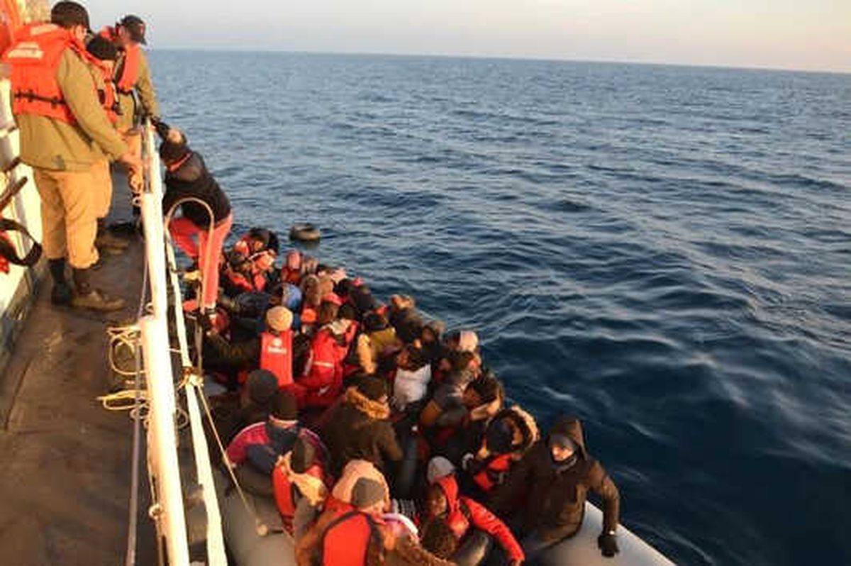 İzmir\'de Lastik Botlarda 147 Göçmen Kurtarıldı
