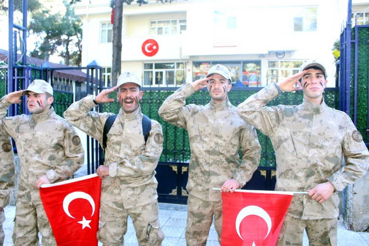 Kamuflaj Giyen Gençler Afrin\'de Terörist Avlamak İstiyor