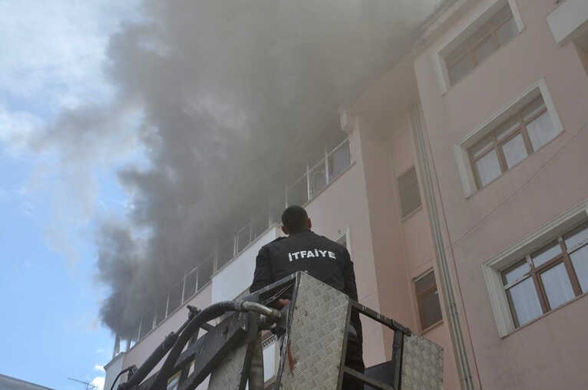 Kars\'ta 5 Katlı Binada Çıkan Yangın Paniğe Neden Oldu