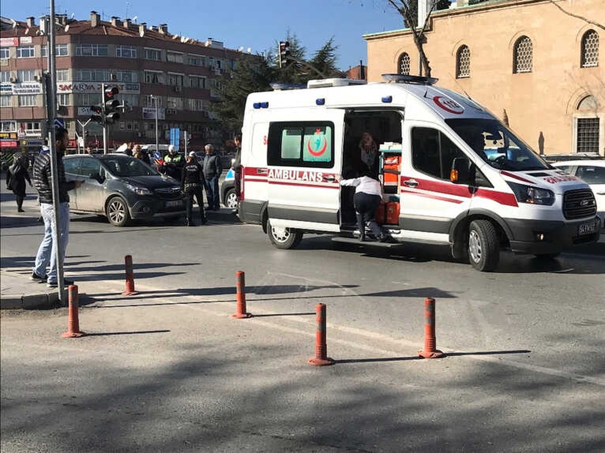 Kırmızı Işıkta Yolun Karşısına Geçmek İsteyen Yaşlı Kadına Otomobil Çarptı