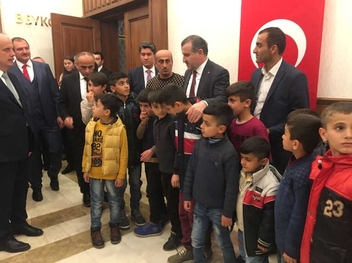 Köy Meydanına Bayrak Diken Çocuklar Ankara\'da