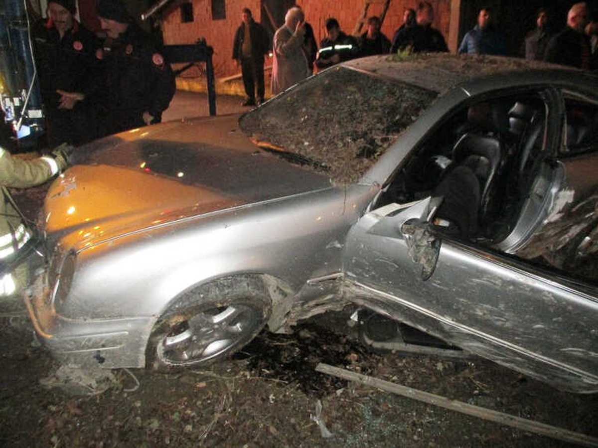 Otomobiliyle 15 Metreden Sokağa Uçtu: 1 Yaralı