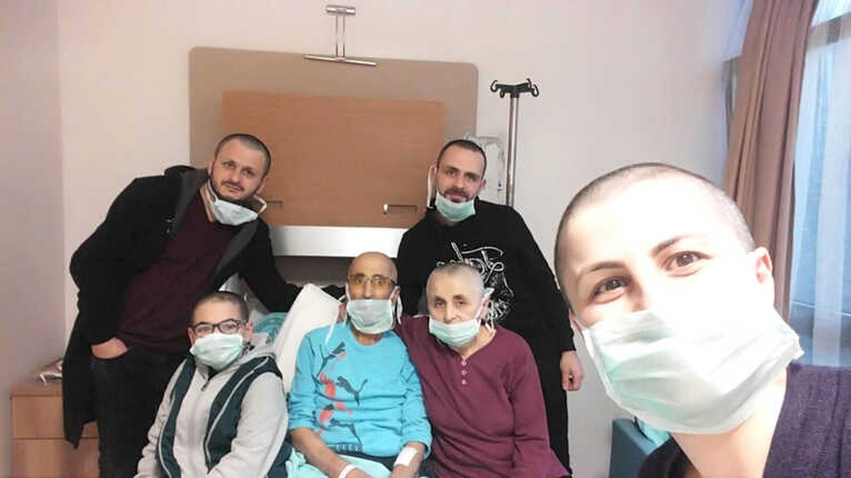 Kanser Hastası Babaya Destek İçin Bütün Aile Saçlarını Kazıttı