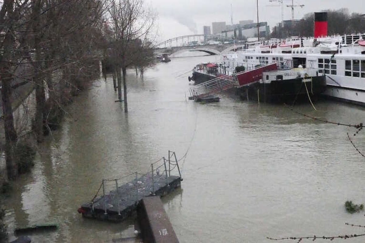 Paris\'te Seine Nehri Taşma Sınırına Geldi