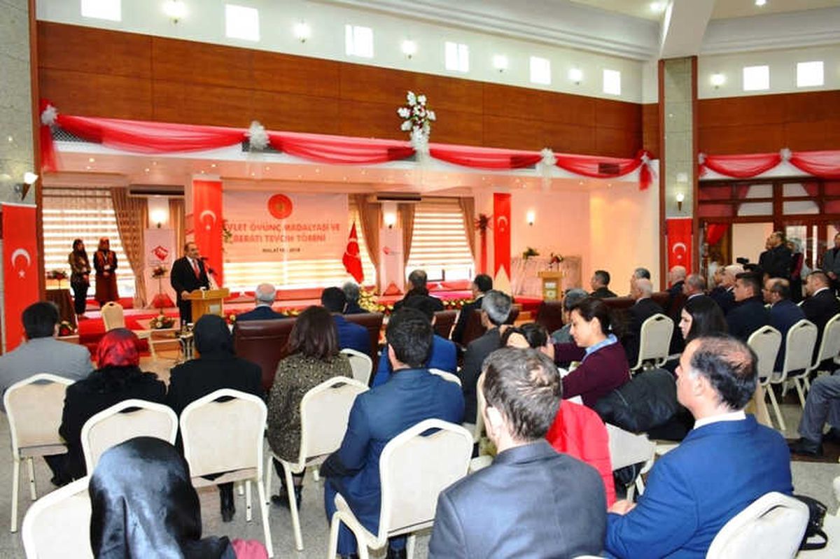 Şehit Yakınlarına ve Gazilere Devlet Övünç Madalyası Verildi