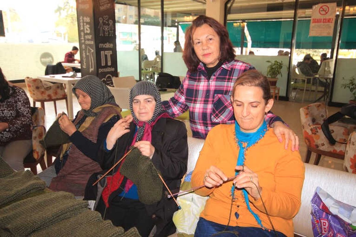 Sınır Ötesindeki Mehmetçik\'e Köylü Kadınlardan Yün Boyunluk