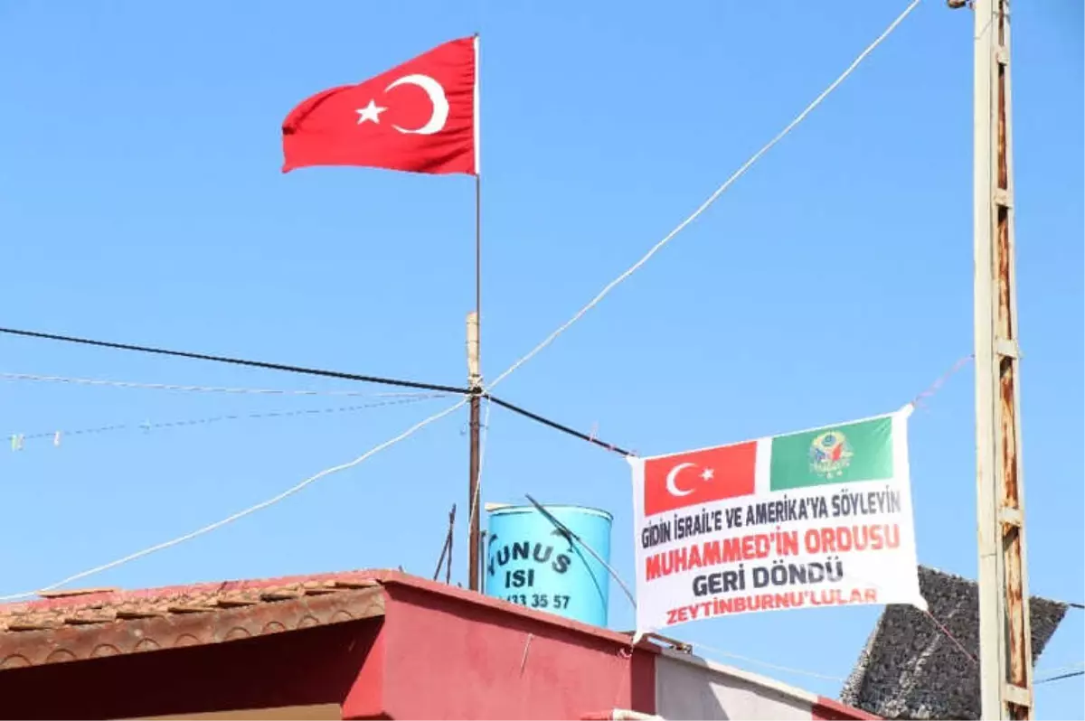 Sınırda Amerika ve İsrail\'e Meydan Okuyan Pankart