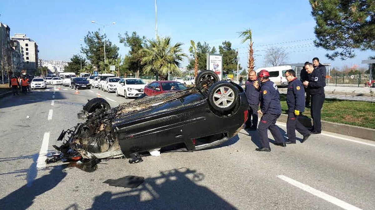 Takla Atan Otomobilde Yaralanan Gençler Aracı Bırakıp Kaçtılar