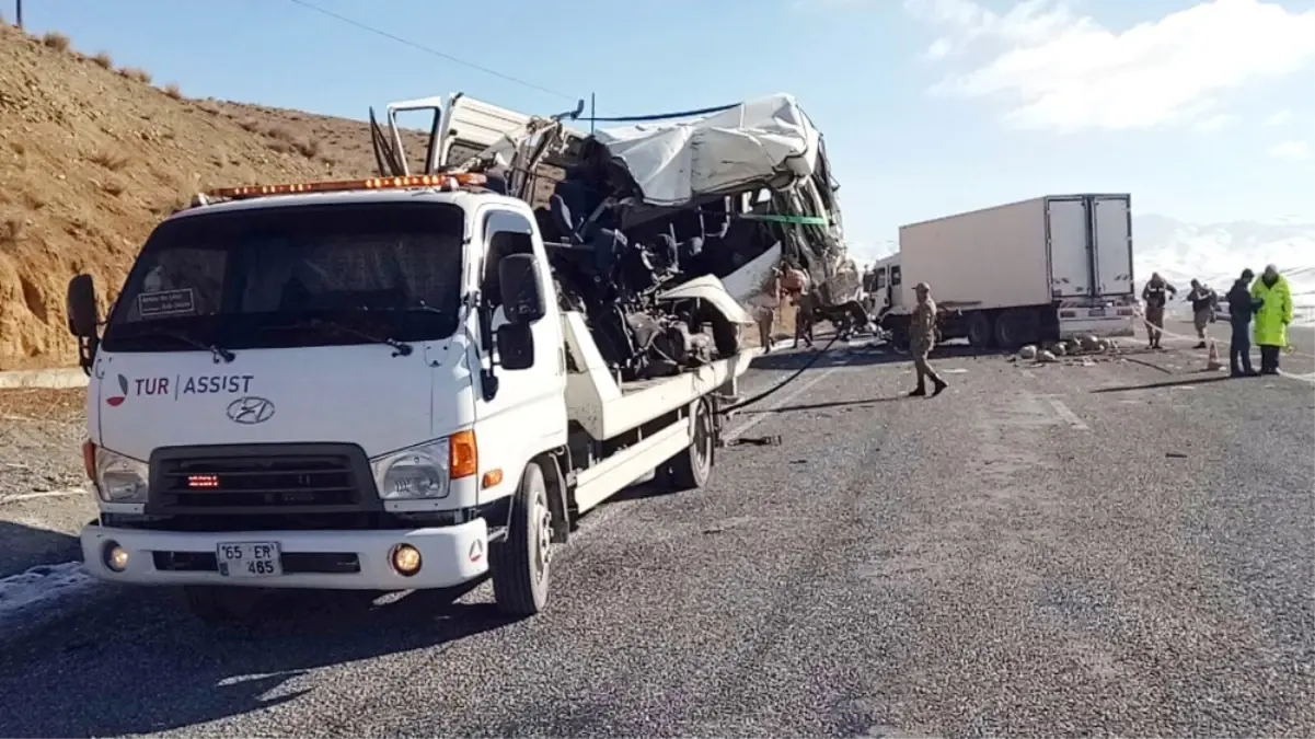 Tırla Minibüsün Çarpıştığı Kazada Ölenlerin Kimliği Belirleniyor