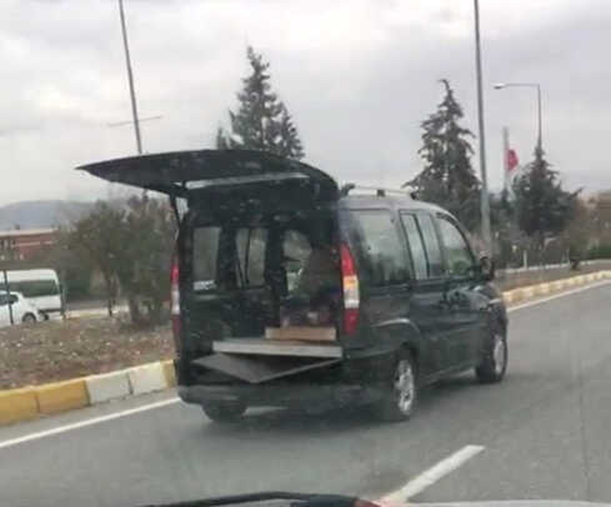 Bagaj Kapısı Açık Hafif Ticari Araç Kazaya Davetiye Çıkardı