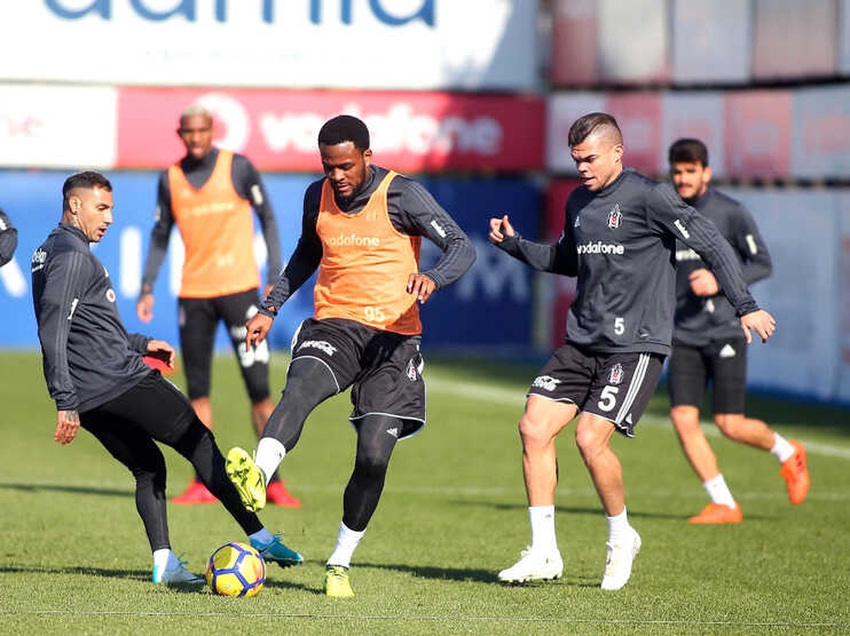 Beşiktaş\'ta Vagner Love İlk Antrenmanına Çıktı