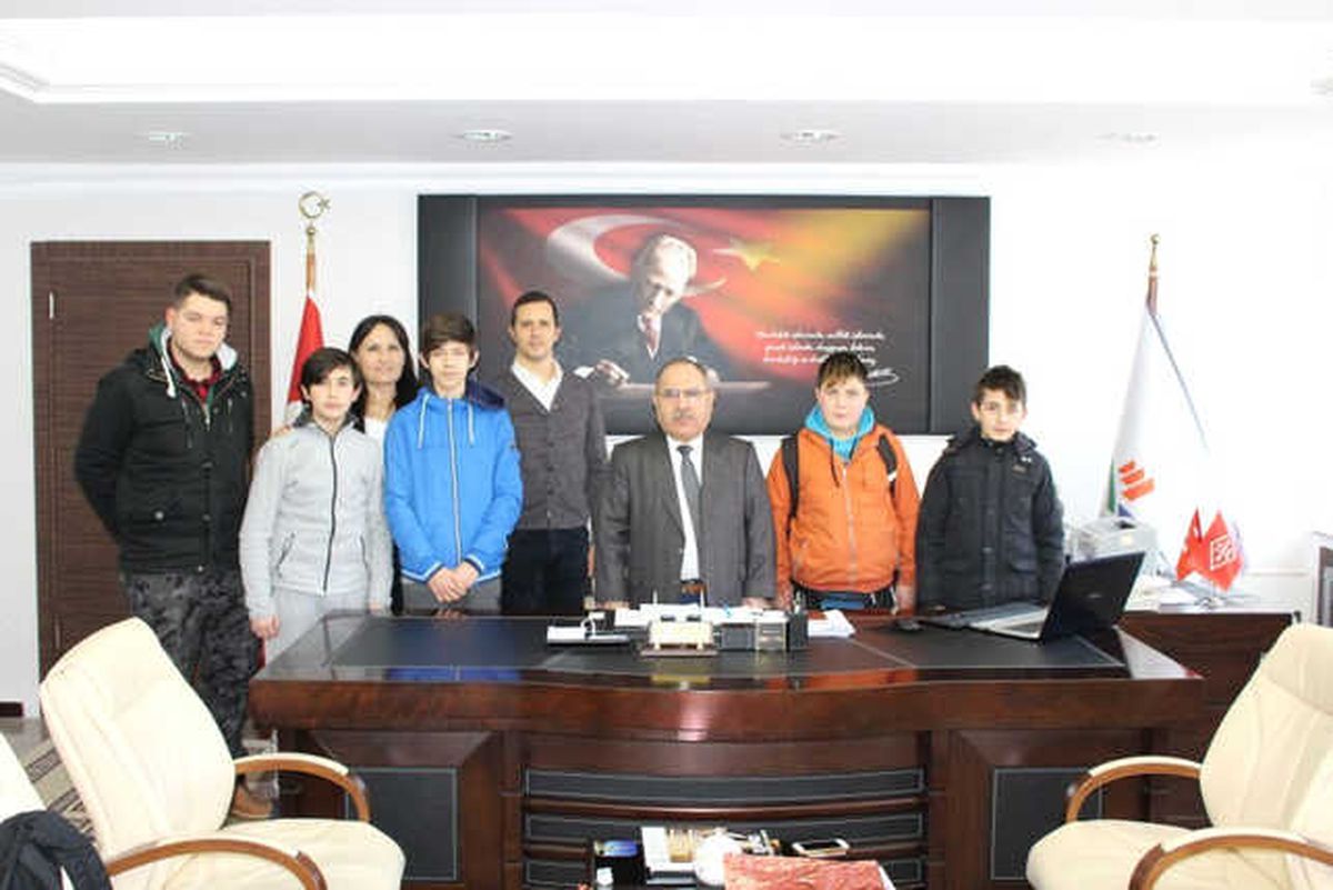Bisiklet Turuna Katılan Öğrencilerden İl Müdürü Bolat\'a Ziyaret