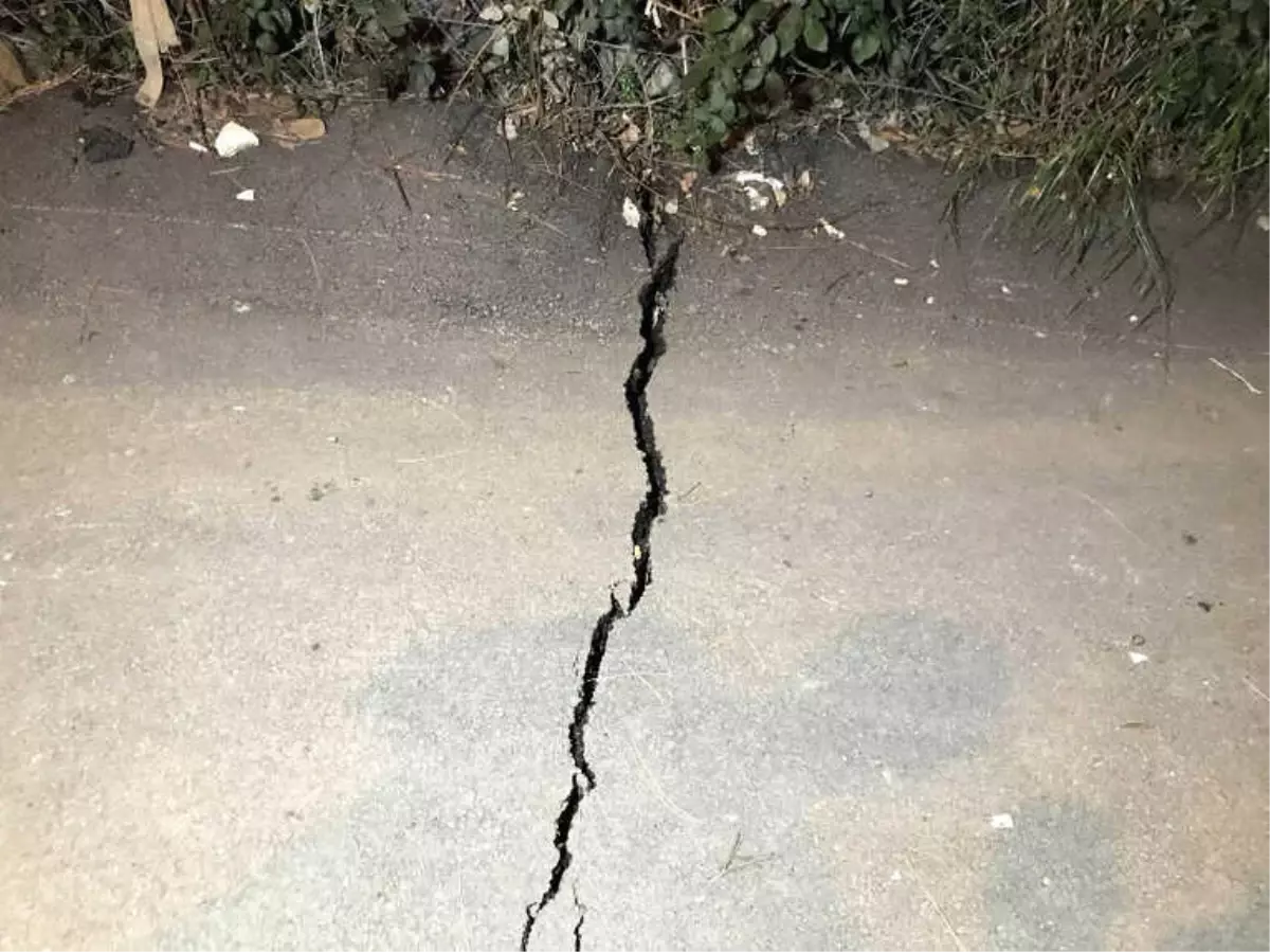 Bursa\'daki Toprak Kayması Korkuttu: Yol İkiye Ayrıldı, 60 Ev Mühürlendi