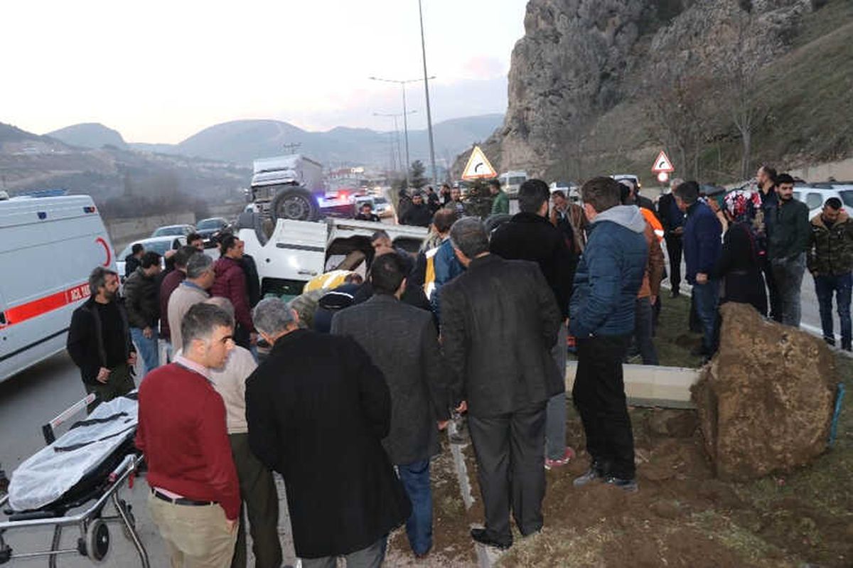 Çarptığı Direği Kökünden Söken Aracın Sürücüsü Öldü