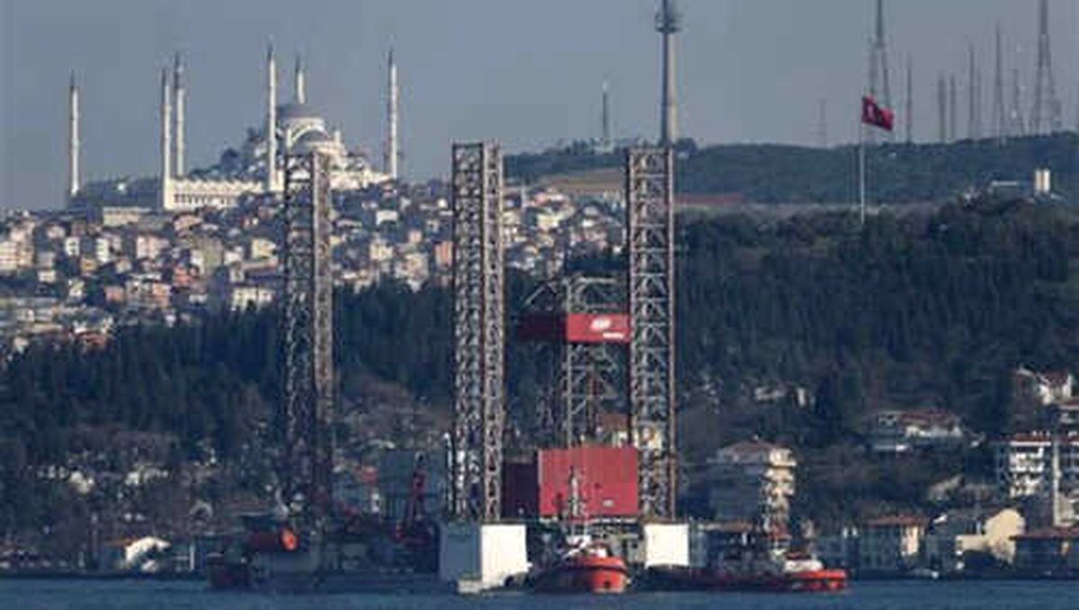 Dev Petrol Platformu Boğaz\'dan Geçemedi