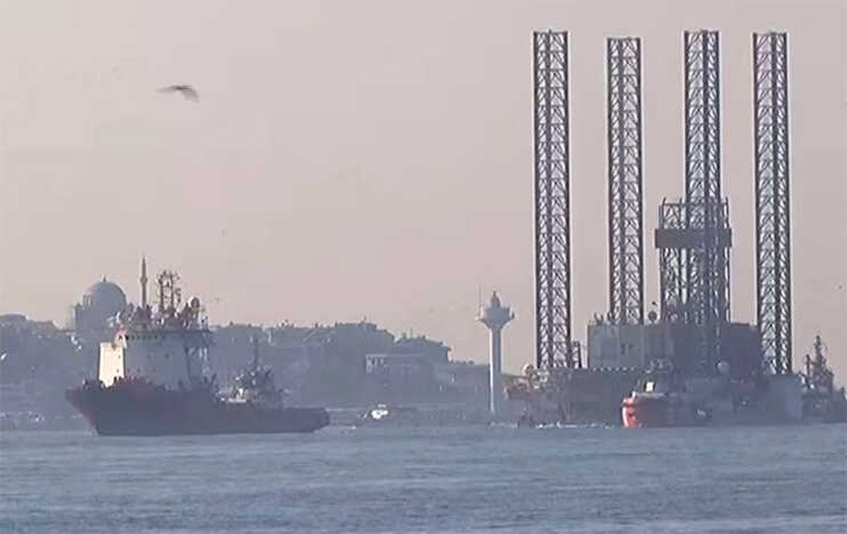 Dev Petrol Platformu İstanbul Boğazı\'ndan Geçiyor