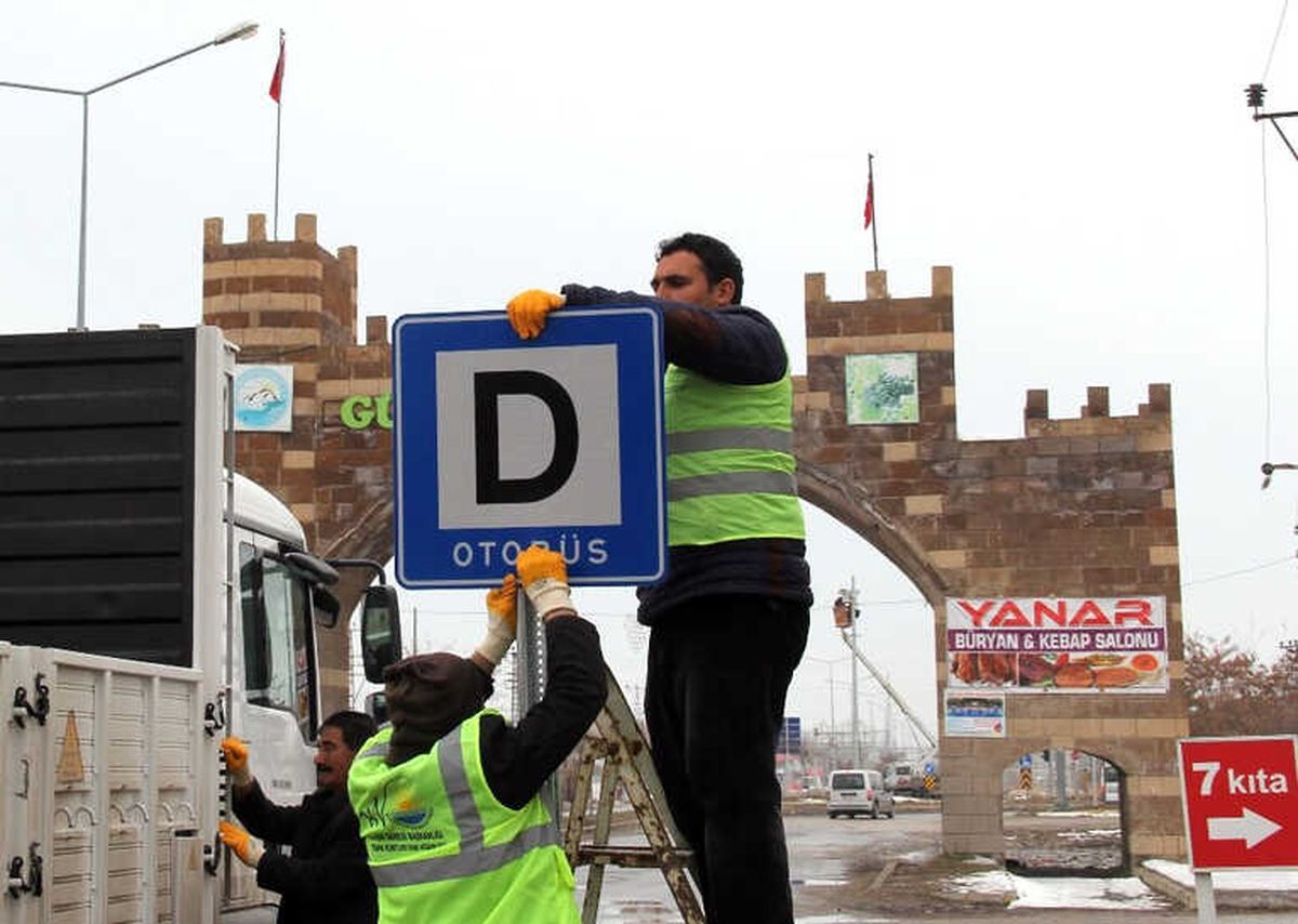Erciş\'te Trafik Levhaları Yenilendi
