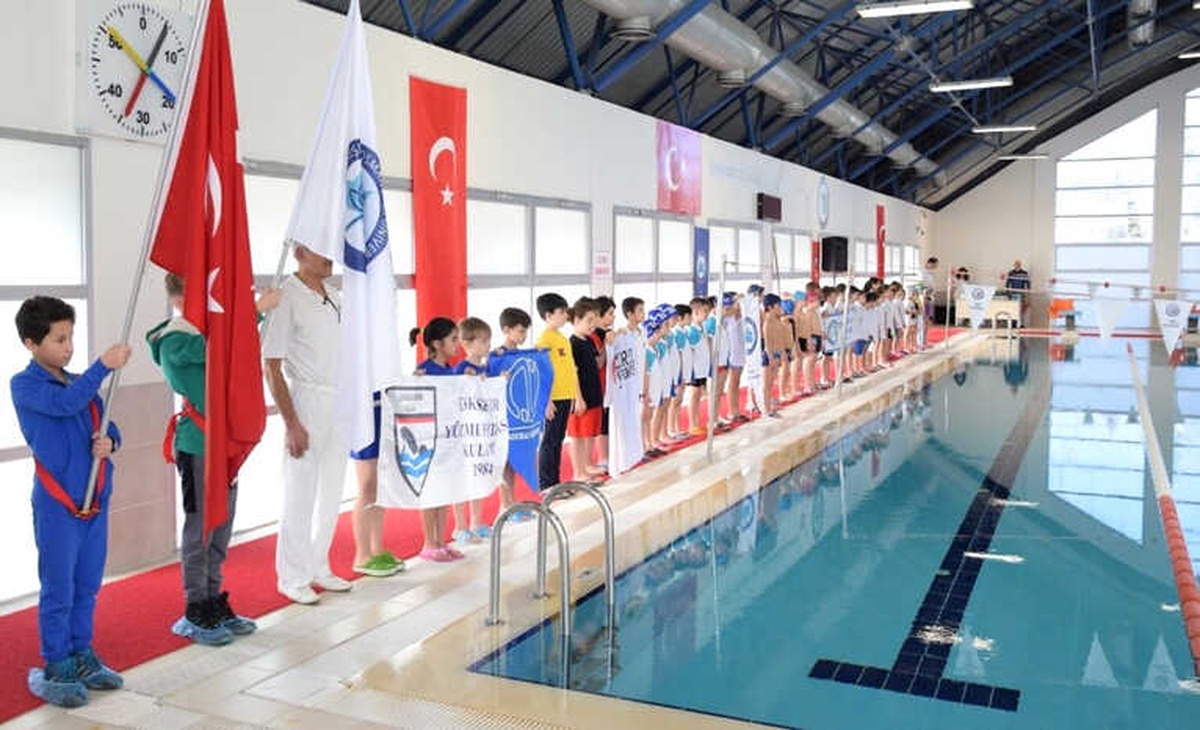 Esogü\'de Minikler Yüzme Şenliği Düzenlendi