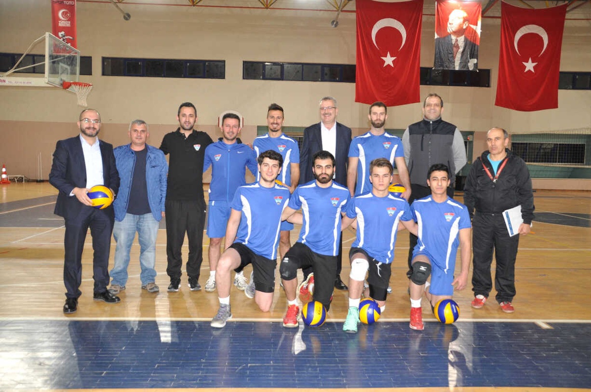 Karacabey Belediyesporlu Voleybolcular \'Final Grubu\'nda