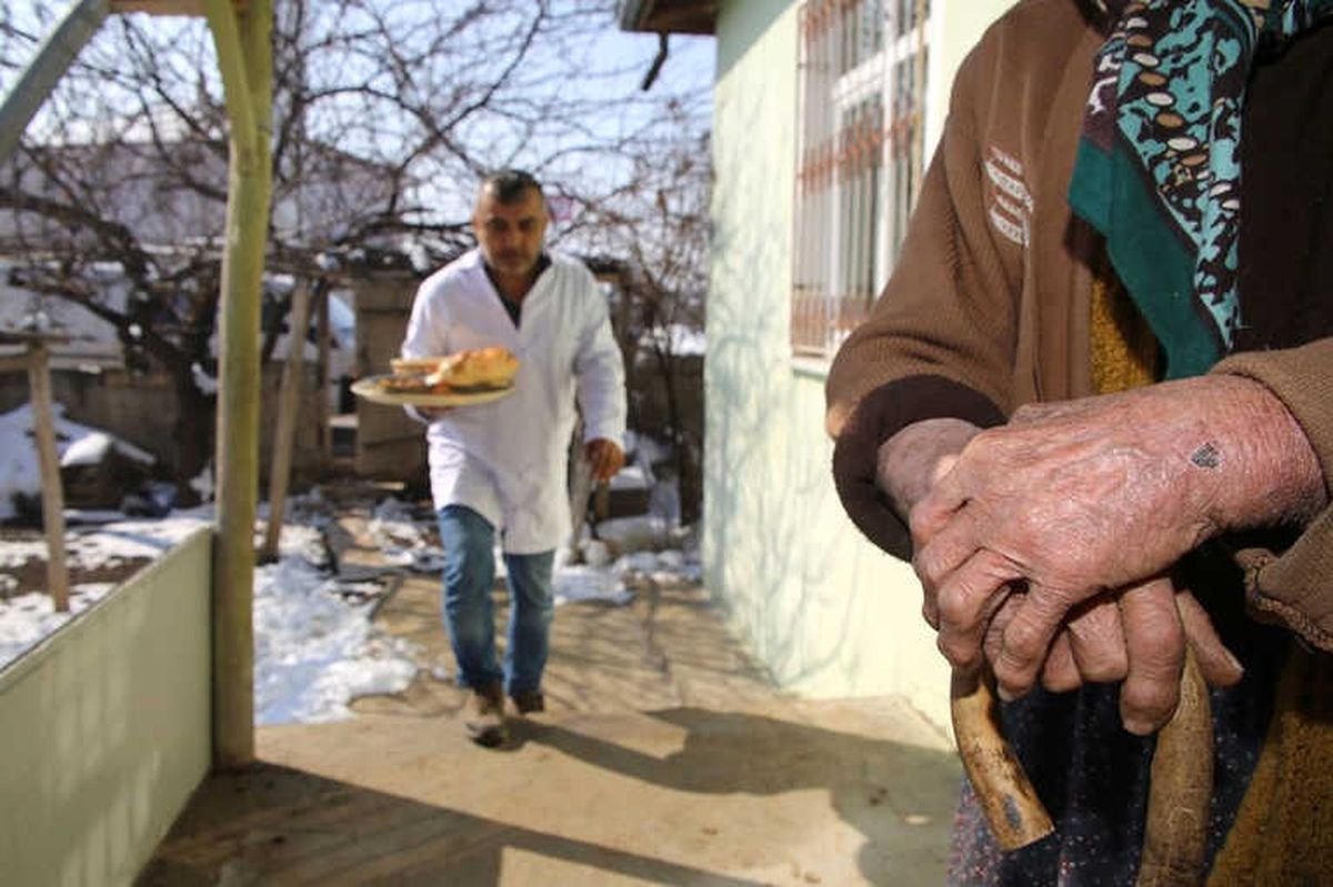 Karaman\'da Belediye Muhtaç 60 Aileye Günlük Sıcak Yemek Veriyor