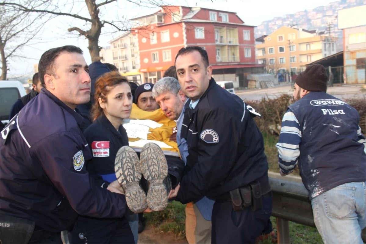 Kazaya Müdahale Eden Polis Ekiplerine Midibüs Çarptı: 3 Polis Yaralı