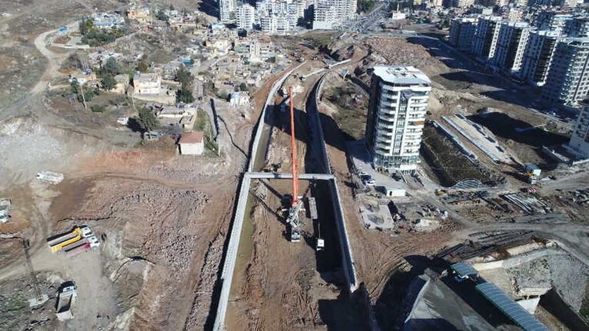 Narlıdere Kavşağında Üst Kirişler Atılıyor