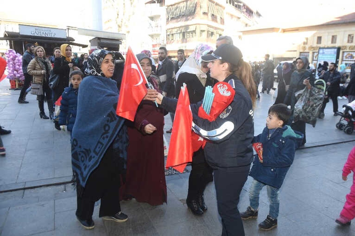 Şahinbey Belediyesi\'nden Dört Bir Yana Türk Bayrağı