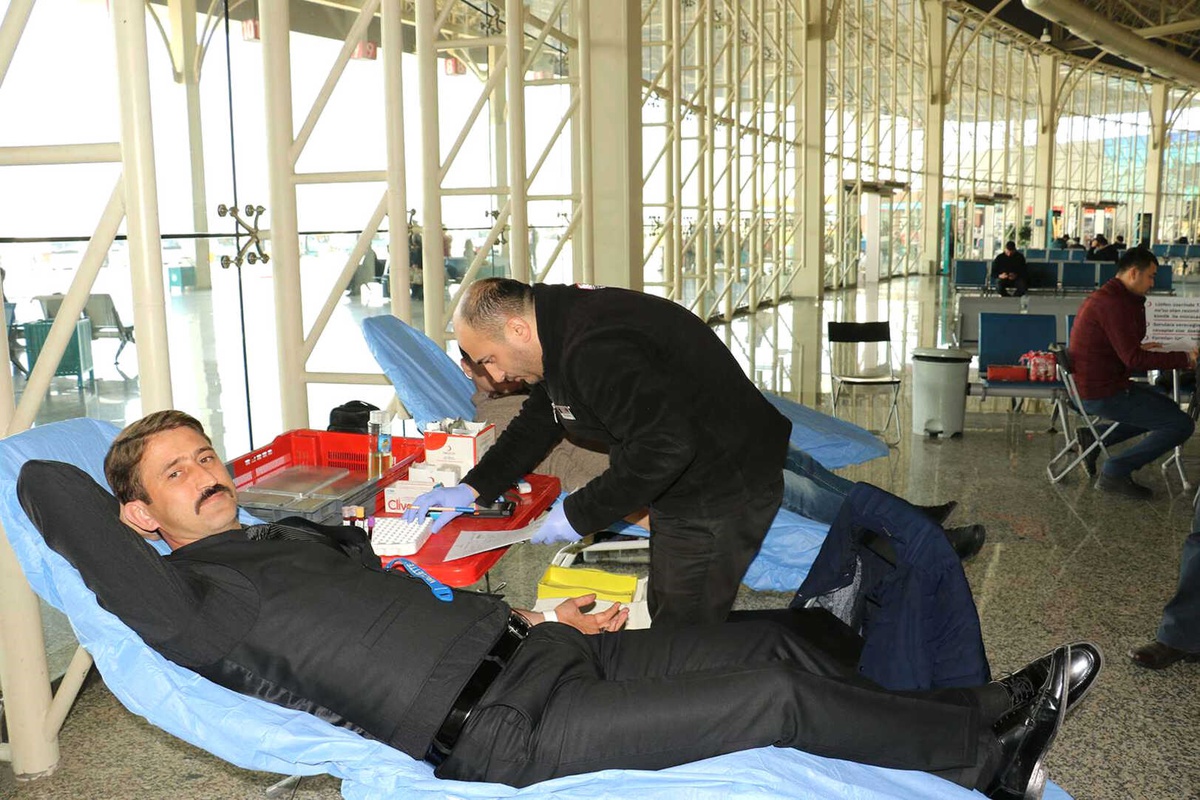 Şehirlerarası Otobüs Terminali\'nde Kan Bağışı