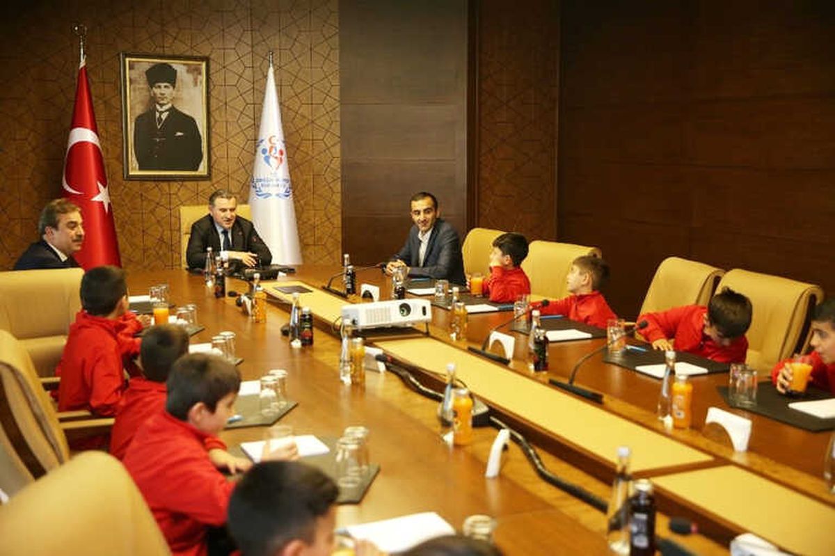 Şırnaklı Çocuklardan Bakan Osman Aşkın Bak\'a Anlamlı Ziyaret