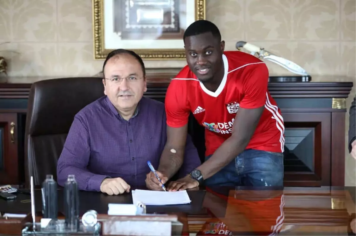 Sivasspor\'da Henri Saivet Sözleşmeyi İmzaladı