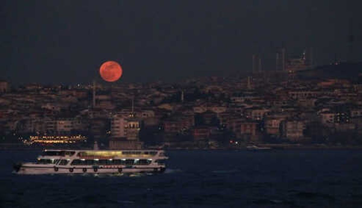 Süper Kanlı Mavi Ay\' İstanbul\'dan da İzlendi