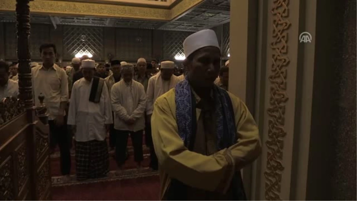 Süper Kanlı Mavi Ay\' Tutulması - Bogor\'da Müslümanlar, Namaz Kılıp Dua Etti