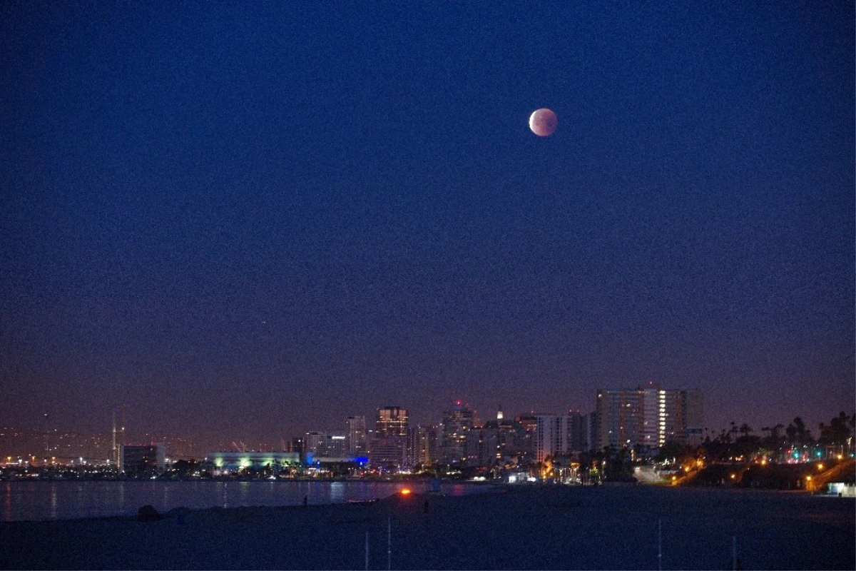 Süper Kanlı Mavi Ay Tutulması\' Los Angeles\'da İzlendi