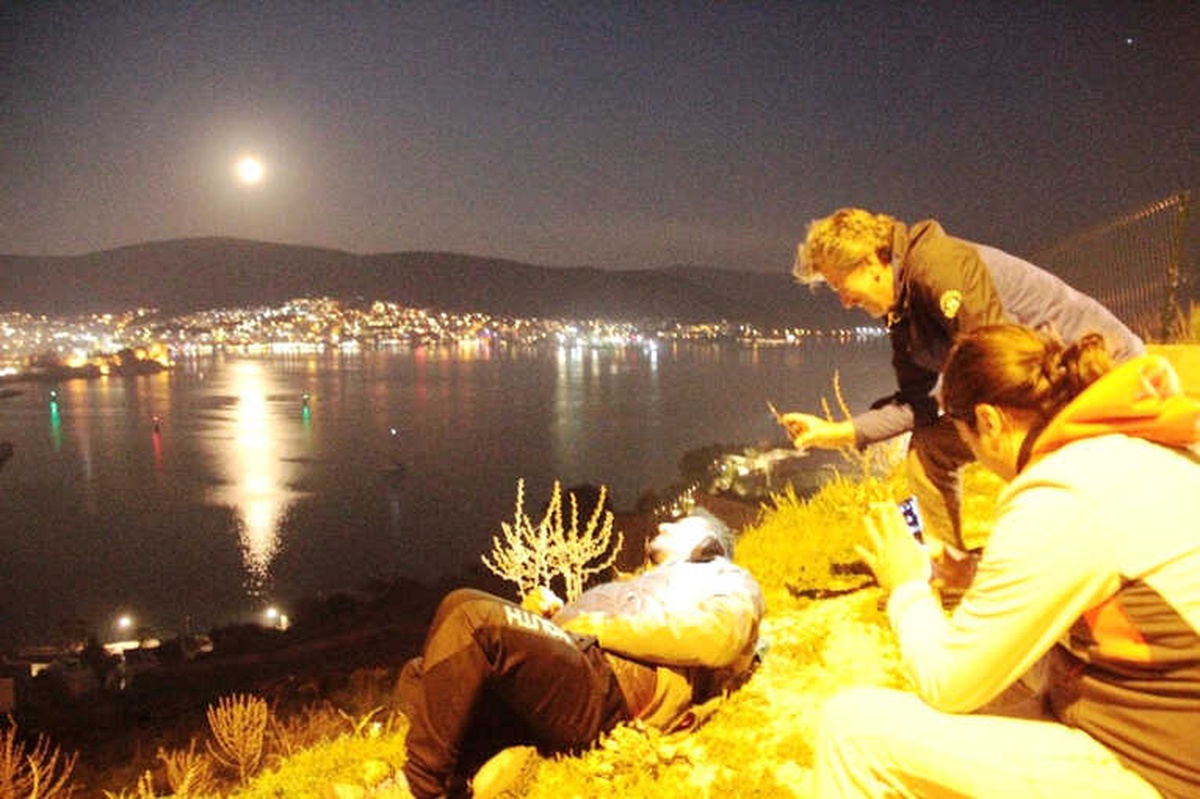 Süper Mavi Kanlı Ay\'la Fotoğraf Çektirmek İçin Şekilden Şekle Girdiler