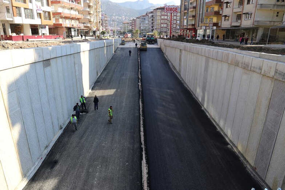Uğur Mumcu\'da Beton Asfalt Çalışmaları Başladı