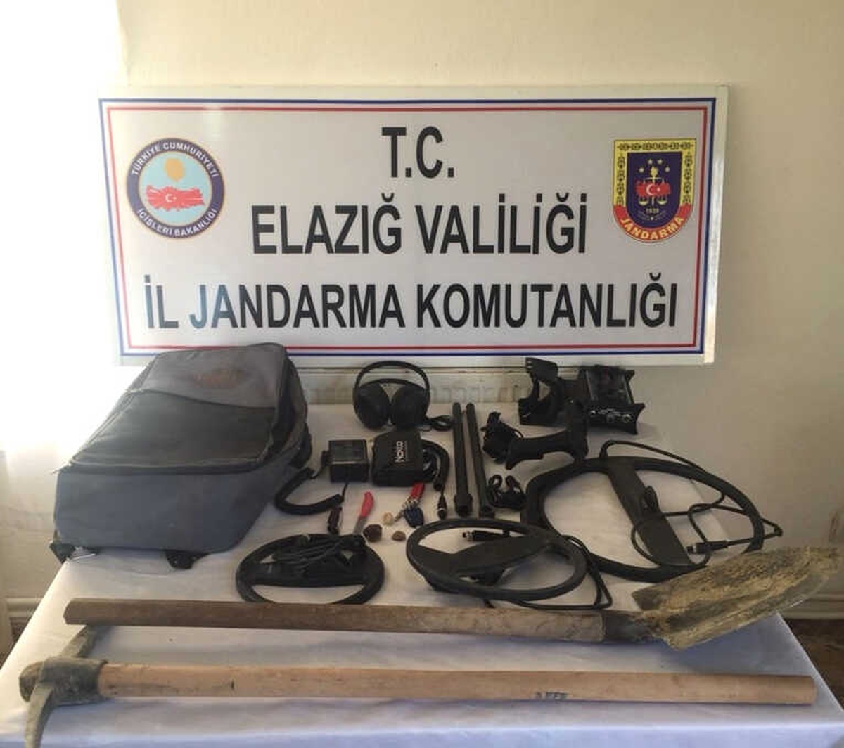 2 Şüpheli Kazı Malzemesi ile Yakalandı