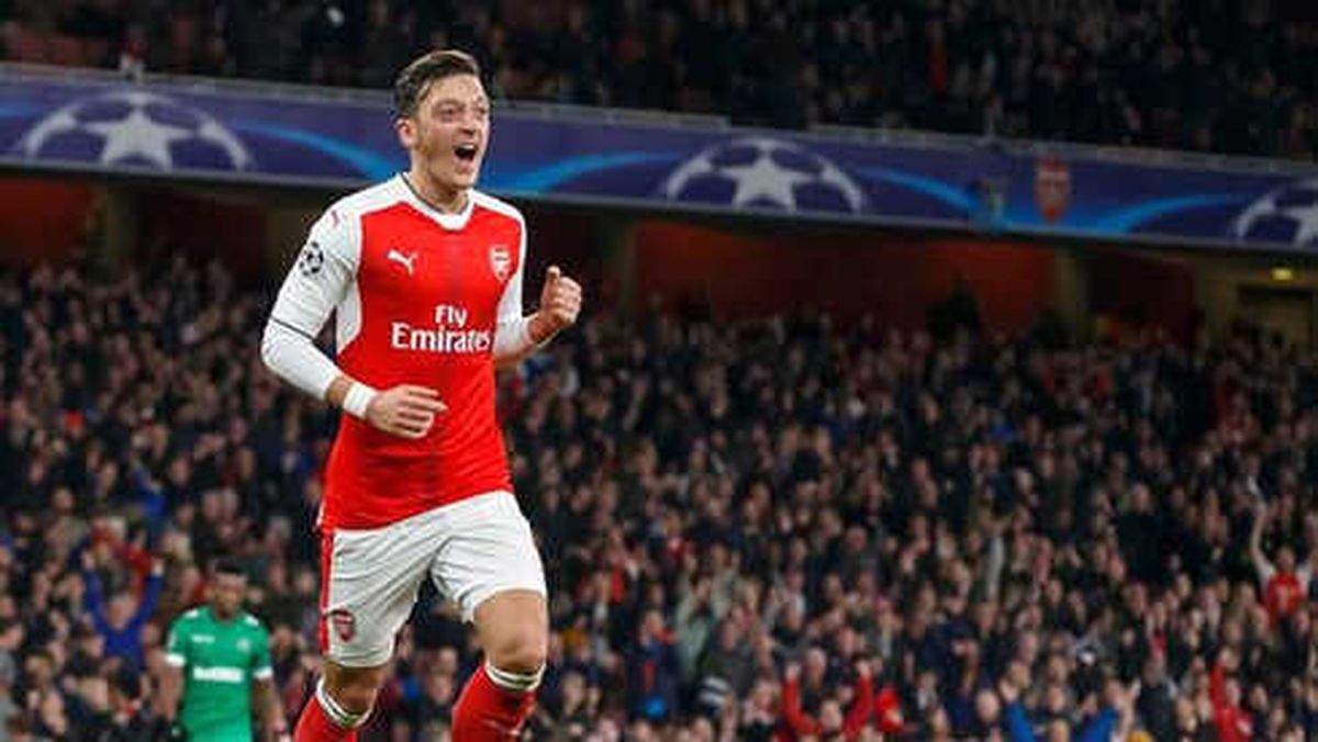 Arsenal, Mesut\'un Sözleşmesini Yeniledi