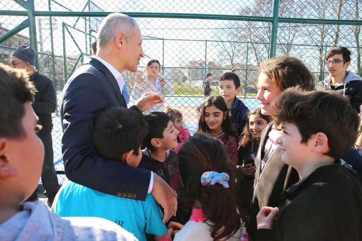 Başkan Dişli, Yeni Yapılan Parkta Çocuklarla Tenis Oynadı