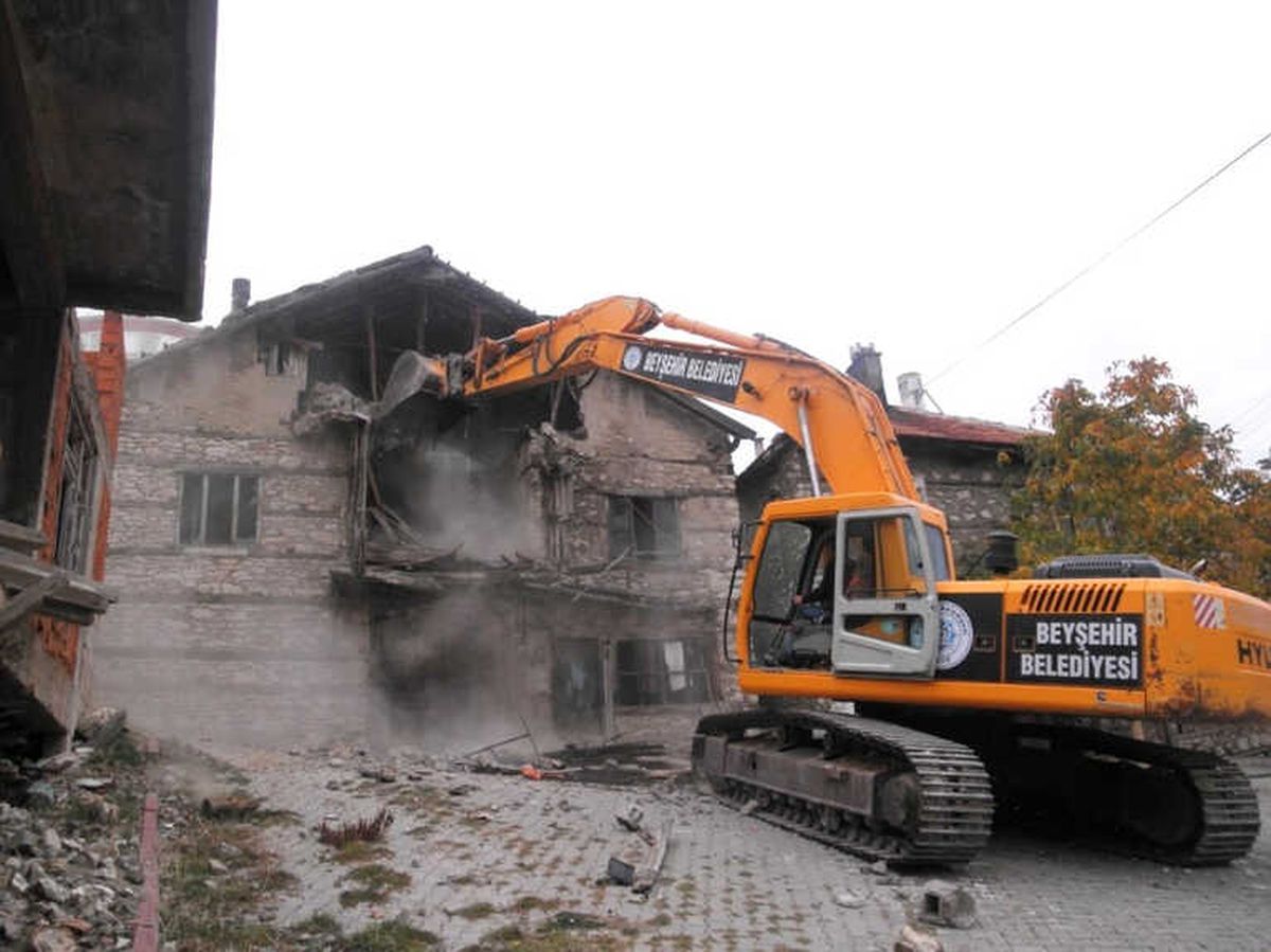 Beyşehir\'de Metruk Binalar Yıkılıyor