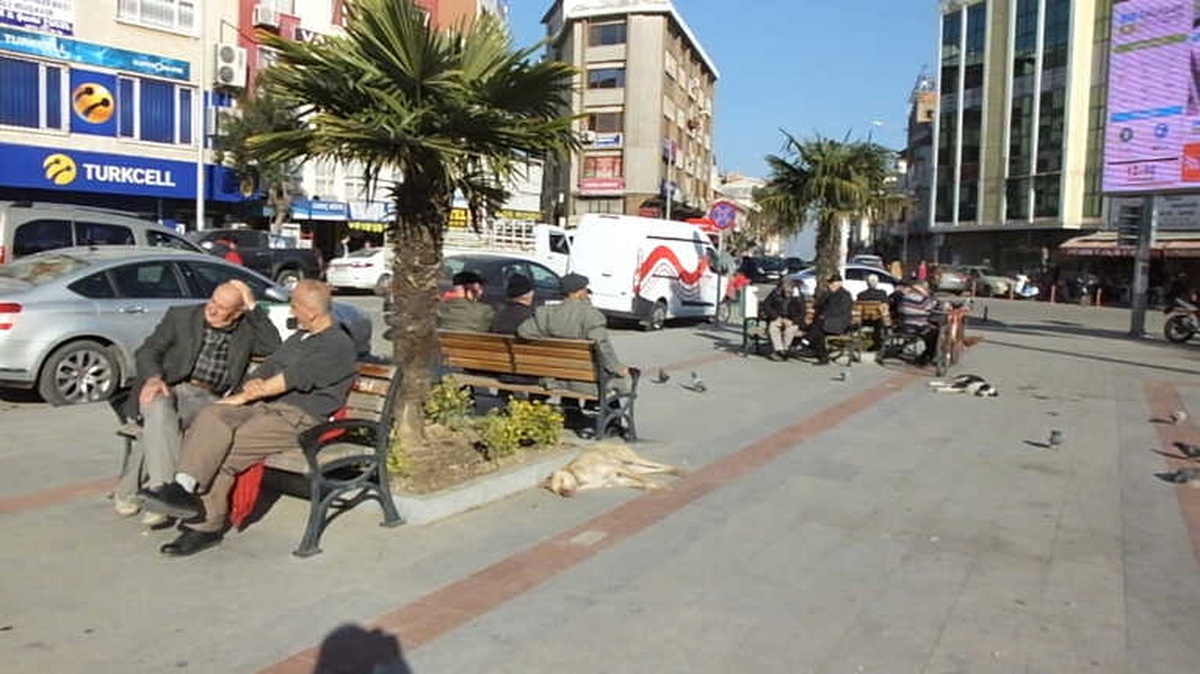 Burhaniye\'de Kış Ortasında Bahar Havası Yaşandı