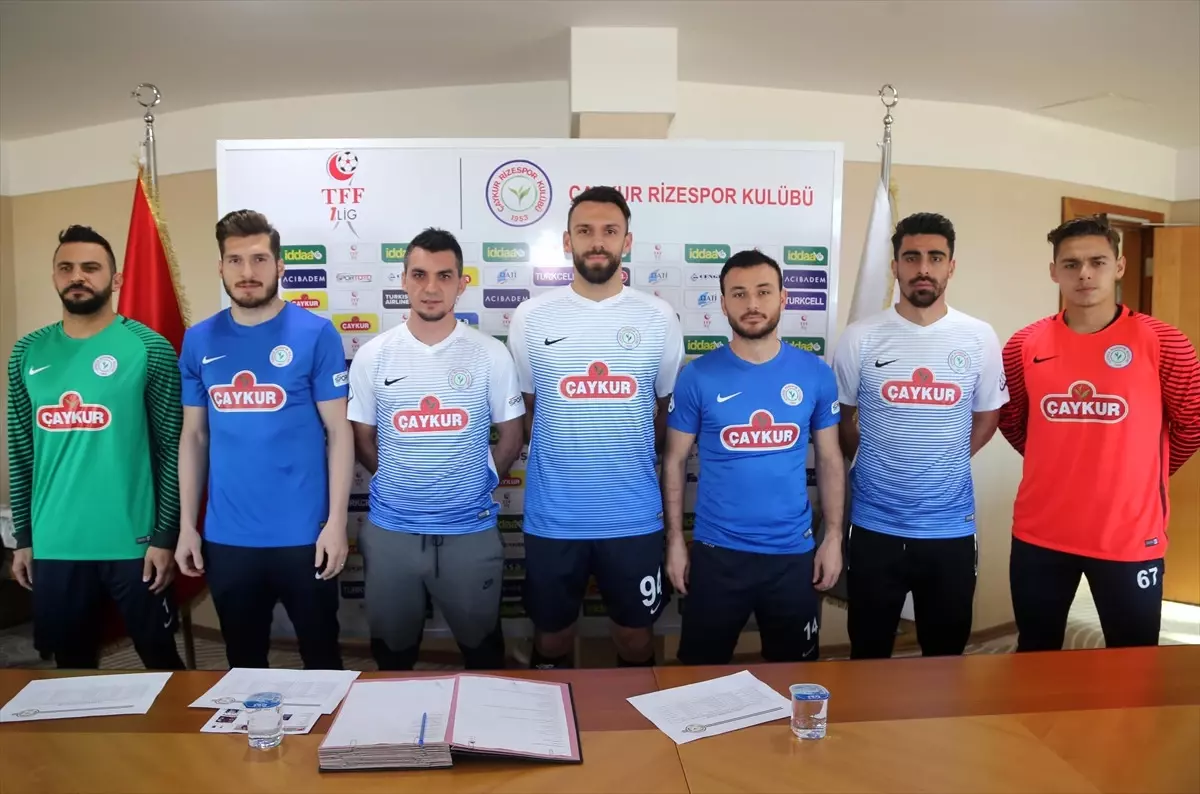 Çaykur Rizespor\'da Yeni Transferler Tanıtıldı