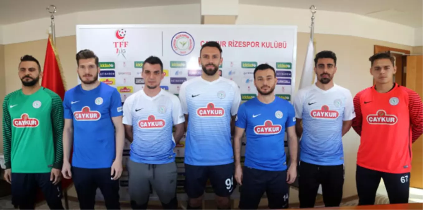 Çaykur Rizespor\'da Yeni Transferler Tanıtıldı