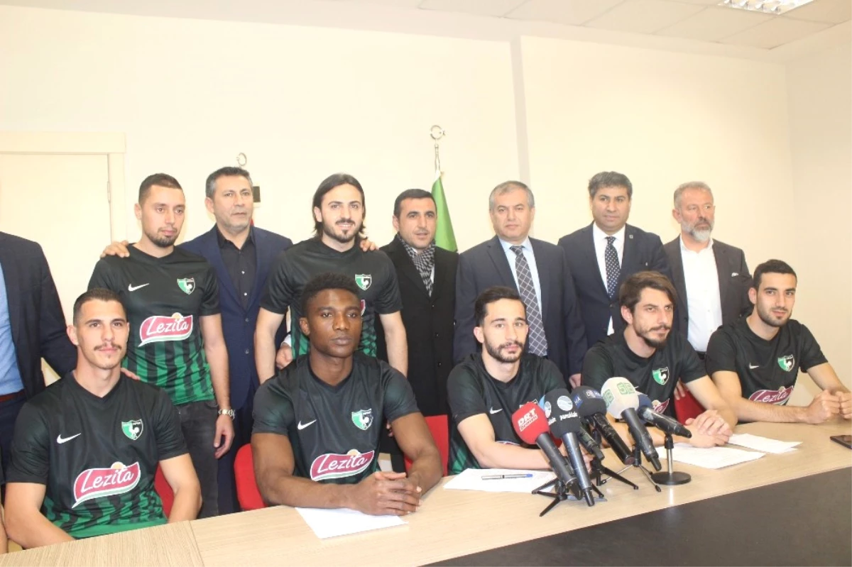 Denizlispor\'da 8 Futbolcu İmza Attı