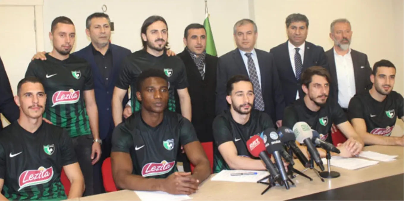 Denizlispor\'da 8 Futbolcu İmza Attı