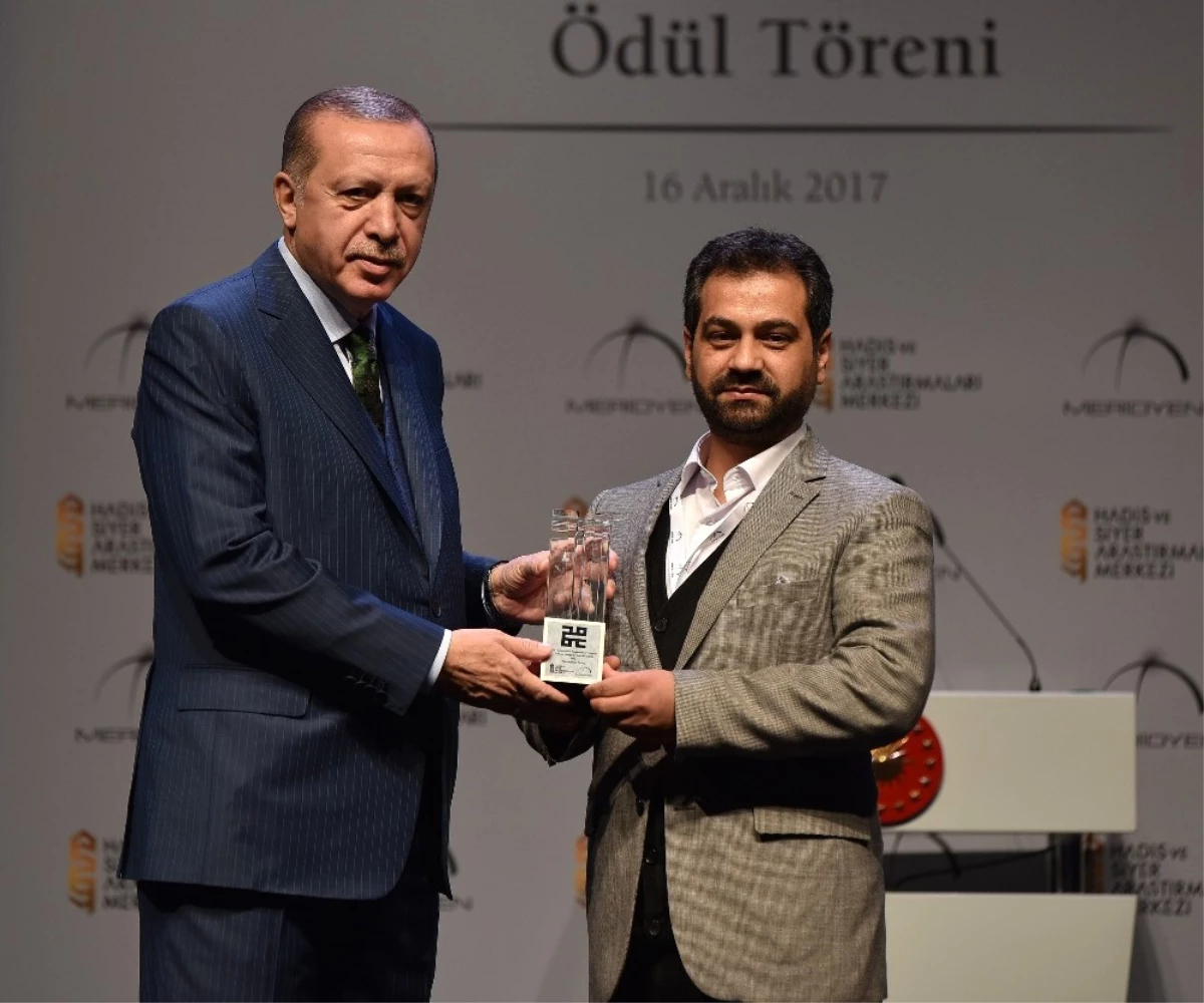 Doç. Dr. Abdulvahap Özsoy, Birincilik Ödülünün Mutluluğunu Rektör Çomaklı ile Paylaştı